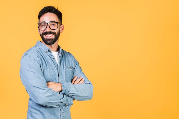 Mezzo colpo ragazzo felice con spazio di copia