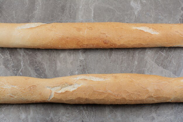 Mezzo taglio di baguette francese su superficie in marmo