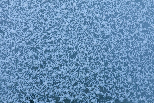 Microfotografia di fiocchi di neve congelati sul ghiaccio perfetti per l'utilizzo come inverno