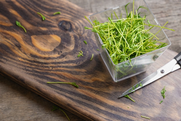 Microgreens. Germogli di lenticchia su un fondo di legno.