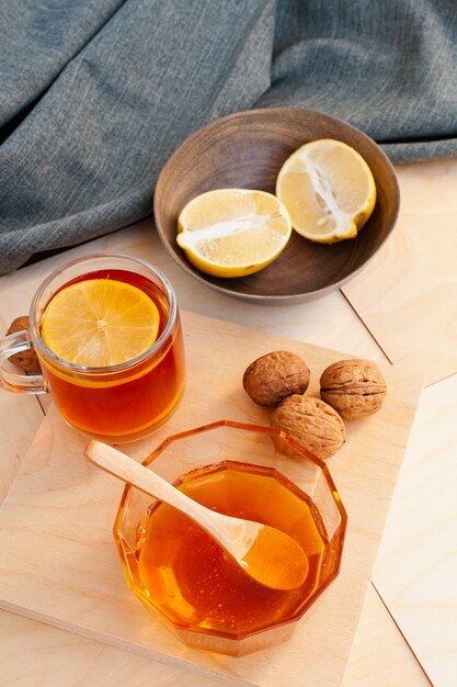 Miele casalingo del primo piano con il limone