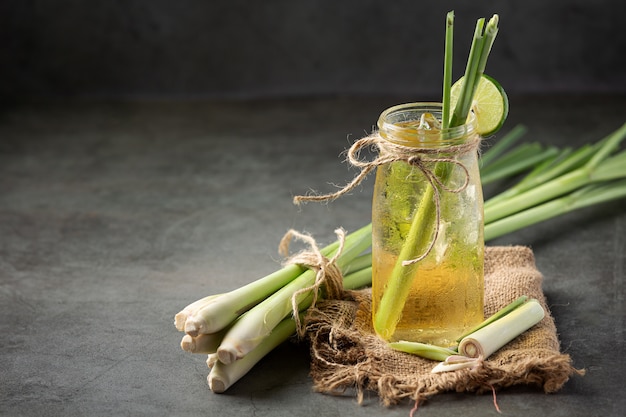 Miele di citronella e succo di limone Prodotti alimentari e bevande dall'estratto di citronella Concetto di nutrizione alimentare.