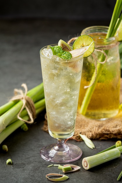 Miele di citronella e succo di limone Prodotti alimentari e bevande dall'estratto di citronella Concetto di nutrizione alimentare.