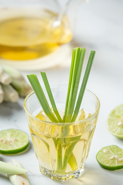 Miele di citronella e succo di limone Prodotti alimentari e bevande dall'estratto di citronella Concetto di nutrizione alimentare.