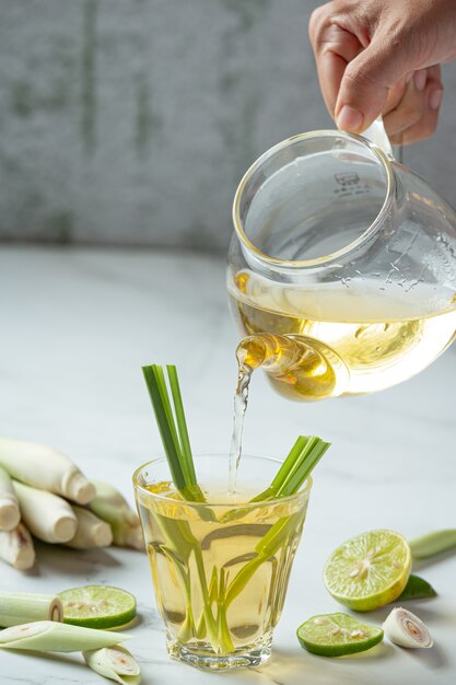 Miele di citronella e succo di limone Prodotti alimentari e bevande dall'estratto di citronella Concetto di nutrizione alimentare.