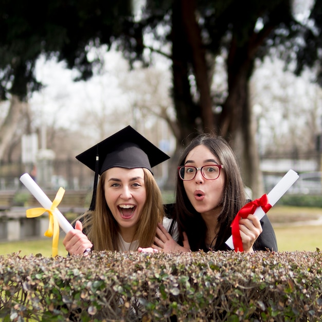 Migliori amiche alla cerimonia di laurea divertendosi