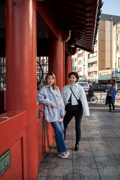 Migliori amiche che escono insieme in città