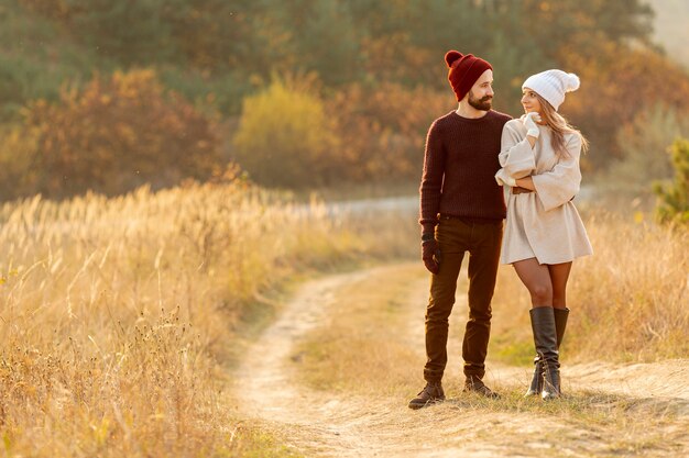 Migliori amiche che fanno una passeggiata insieme fuori