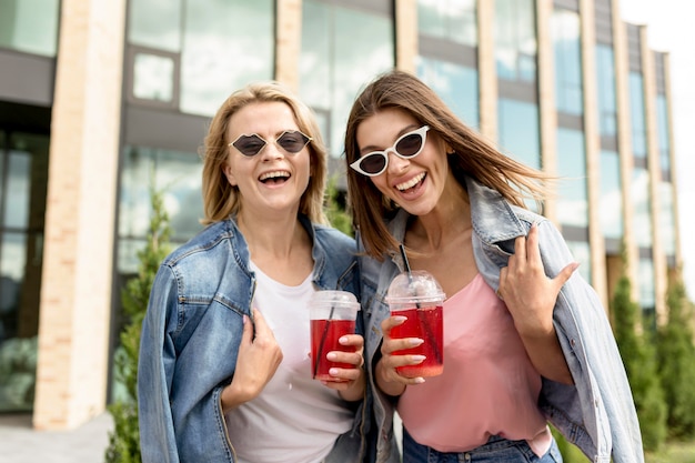 Migliori amiche di smiley che vanno in giro insieme