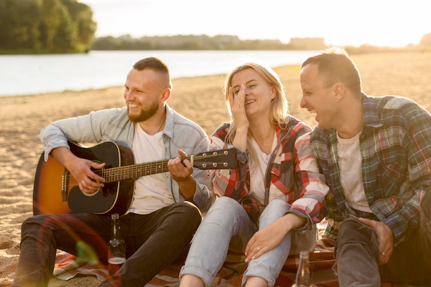 Migliori amici che cantano su una spiaggia