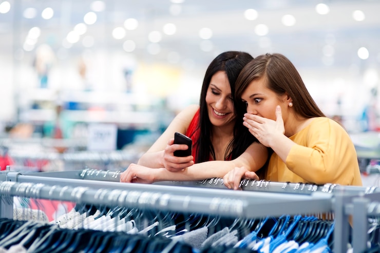 Foto gratuito migliori amici che fanno shopping