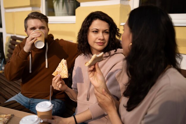 Migliori amici che mangiano un po' di cibo da strada