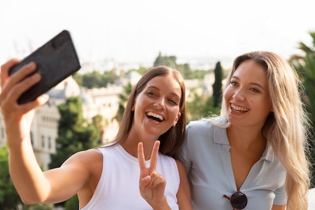 Migliori amici che si fanno un selfie insieme all'aperto