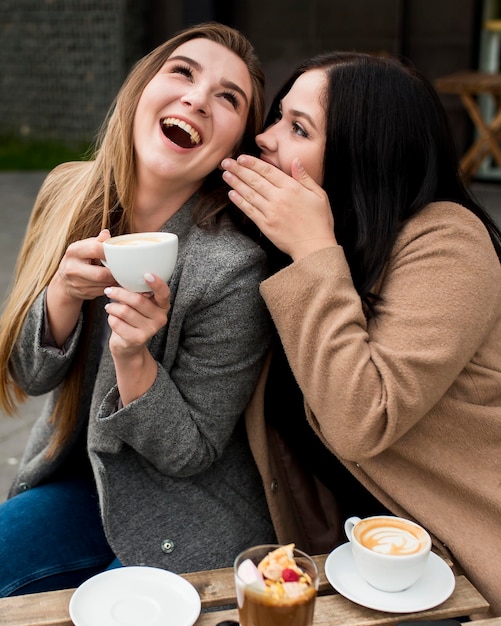 Migliori amici che spettegolano fuori