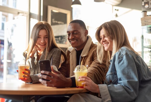 Migliori amici che vanno in giro mentre si godono un delizioso drink