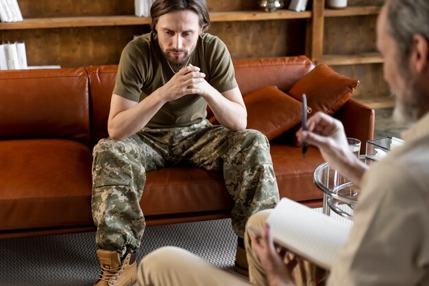Militare che soffre di disturbo da stress post-traumatico durante una sessione di psicologo