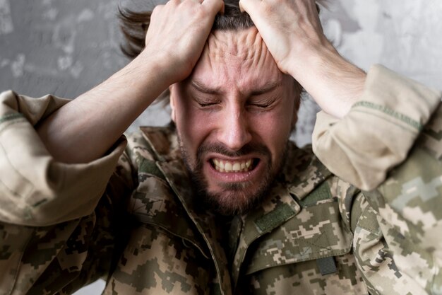 Militare che soffre di disturbo da stress post-traumatico