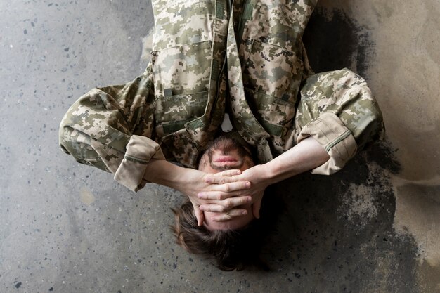 Militare che soffre di disturbo da stress post-traumatico