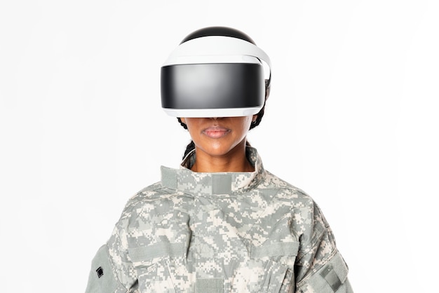 Militare femminile che indossa la tecnologia dell'esercito delle cuffie VR
