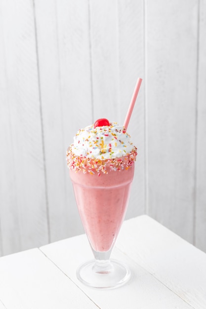 Milkshake alla fragola sul tavolo