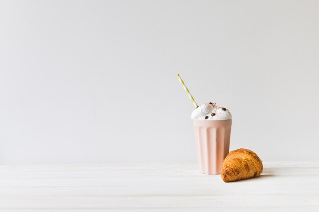 Milkshake y croissant