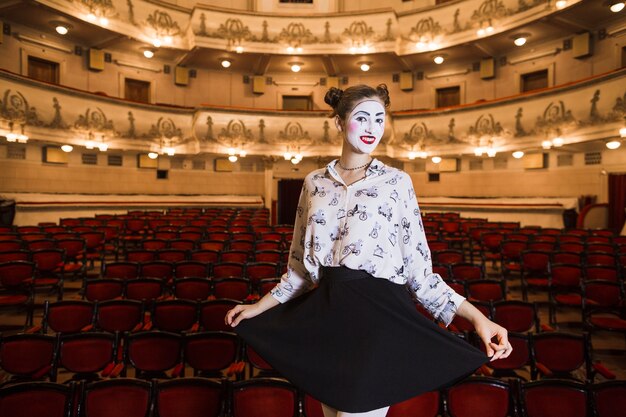 Mime femminile che sta in una posa della sala