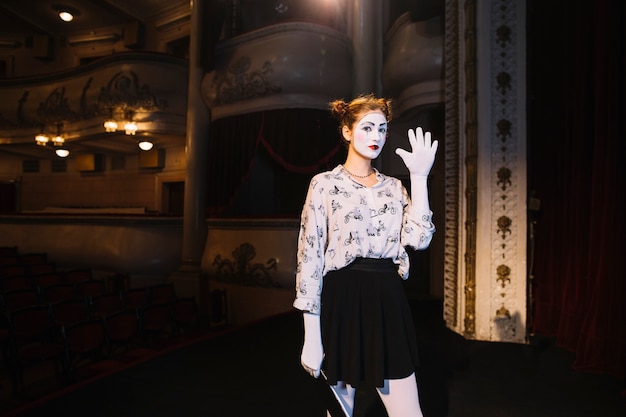 Mime femminile in piedi sul palco mostrando la sua palma