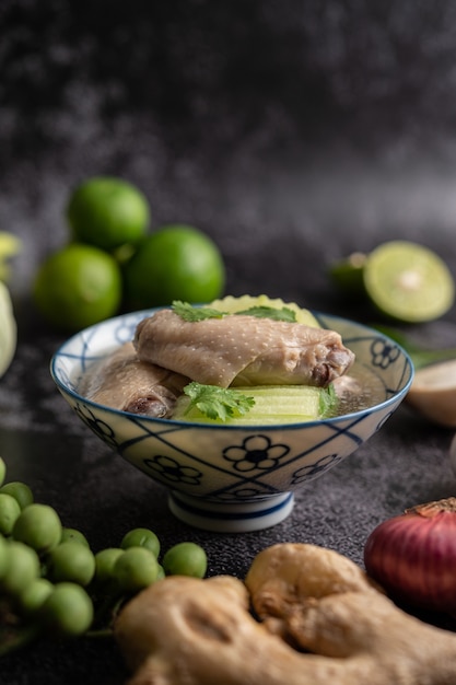 Minestra chiara con pollo con boccaporto verde Con aglio, limone, cipolla, cipolla rossa, funghi e basilico.