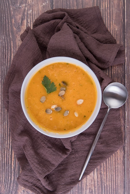 Minestra crema calda con il cucchiaio sul panno della cucina