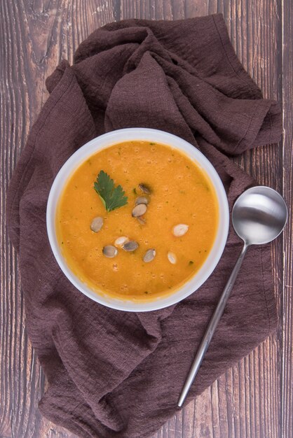 Minestra crema calda con il cucchiaio sul panno della cucina