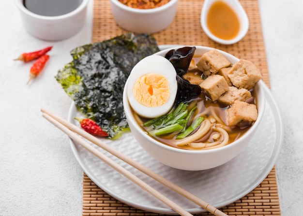 Minestra di pasta asiatica di ramen con l'uovo