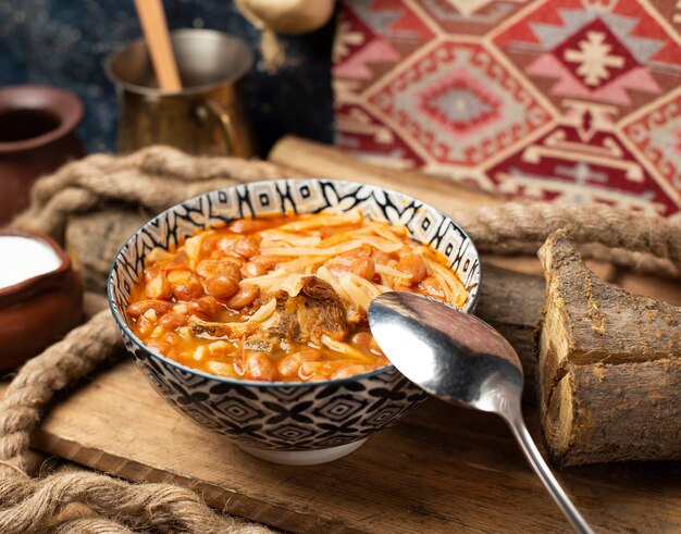 Minestra di pasta cinese in salsa al pomodoro con i fagioli.