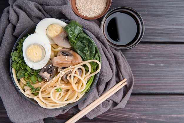 Minestra di ramen delle uova e degli spinaci sul panno