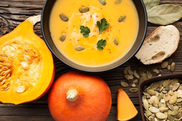 Minestra di zucca del primo piano con pane e zucca dei semi