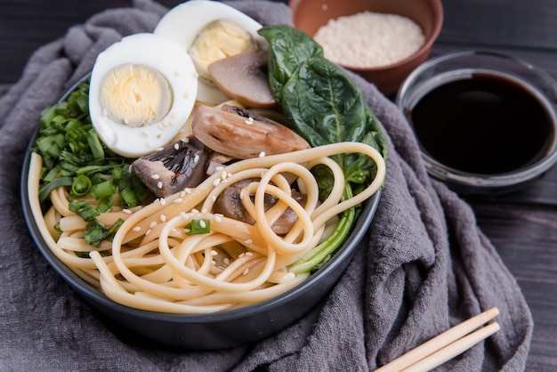 Minestra giapponese deliziosa di ramen delle uova e degli spinaci