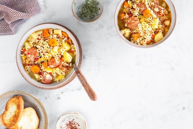 Minestrone di salsiccia affumicata tubetti o orzo Zuppa tradizionale italiana con pasta e verdure di stagione