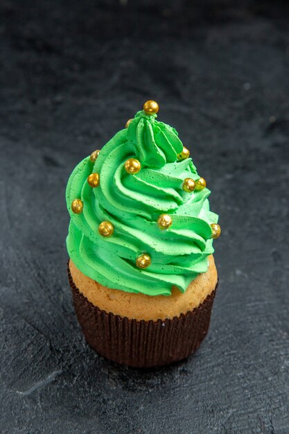 Mini cupcake albero di Natale vista frontale su oscurità