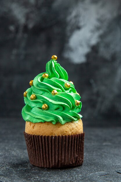 Mini cupcake albero di Natale vista frontale su oscurità