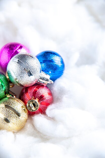 Mini palle di Natale con vista ravvicinata dall'alto su sfondo bianco