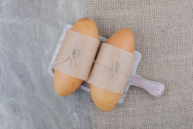 Mini pane bianco su tavola di legno