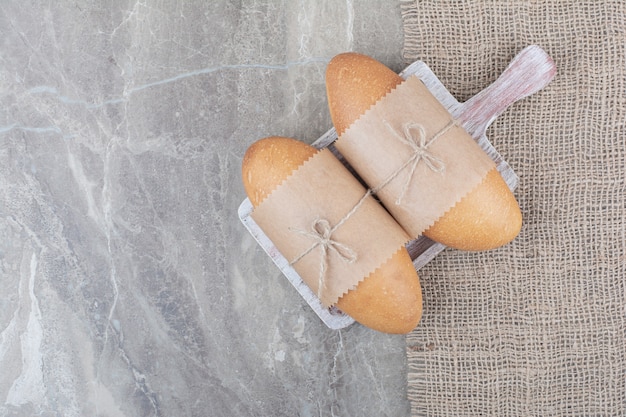 Mini pane bianco su tavola di legno