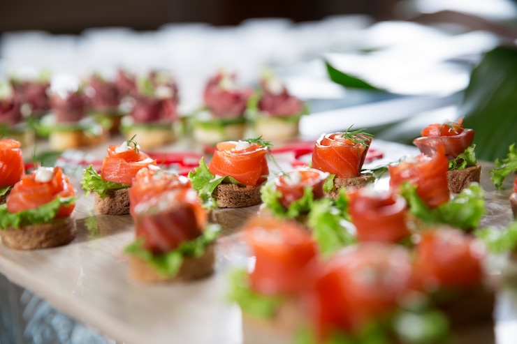 Foto gratuito mini tartine con salmone affumicato sul tavolo del buffet