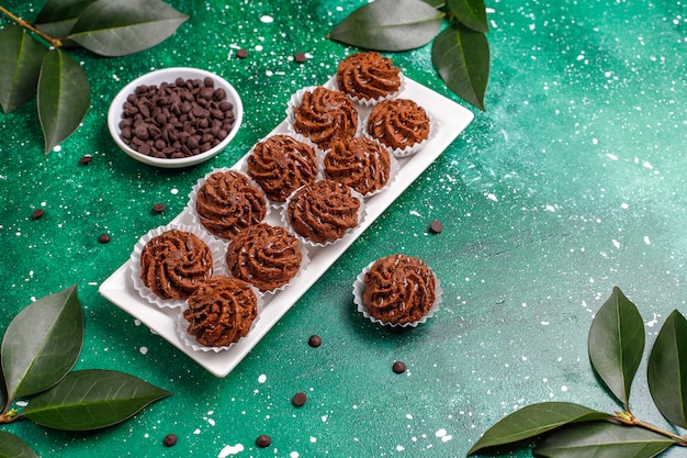 Mini tartufi al tartufo con gocce di cioccolato e cacao in polvere