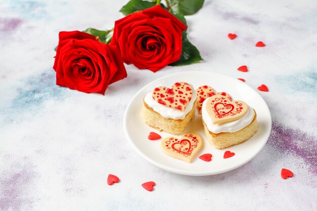 Mini torte a forma di cuore per San Valentino.