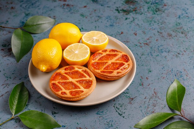 Mini torte deliziose al limone con limoni freschi, vista dall'alto