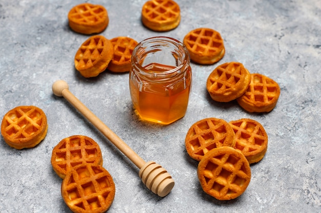 Mini waffle fatti in casa sulla superficie di cemento grigio