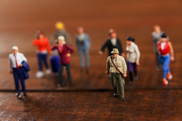 Miniature people in viaggio