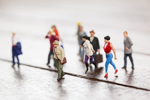 Miniature people in viaggio