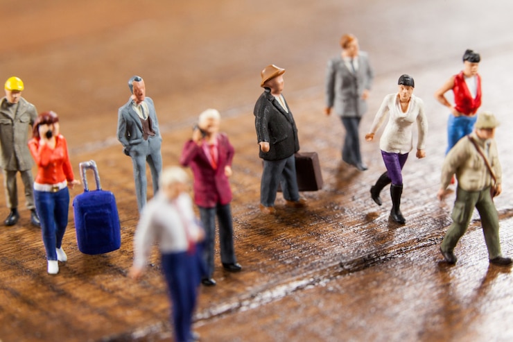 Foto gratuito miniature people in viaggio