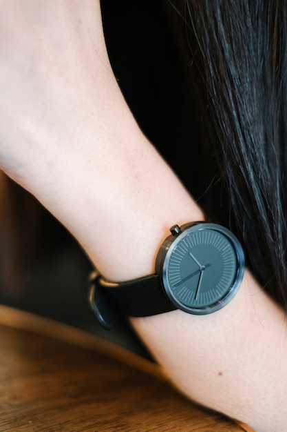 minimal classico orologio nero sulla mano della ragazza